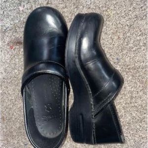 Danskos size 39 narrow